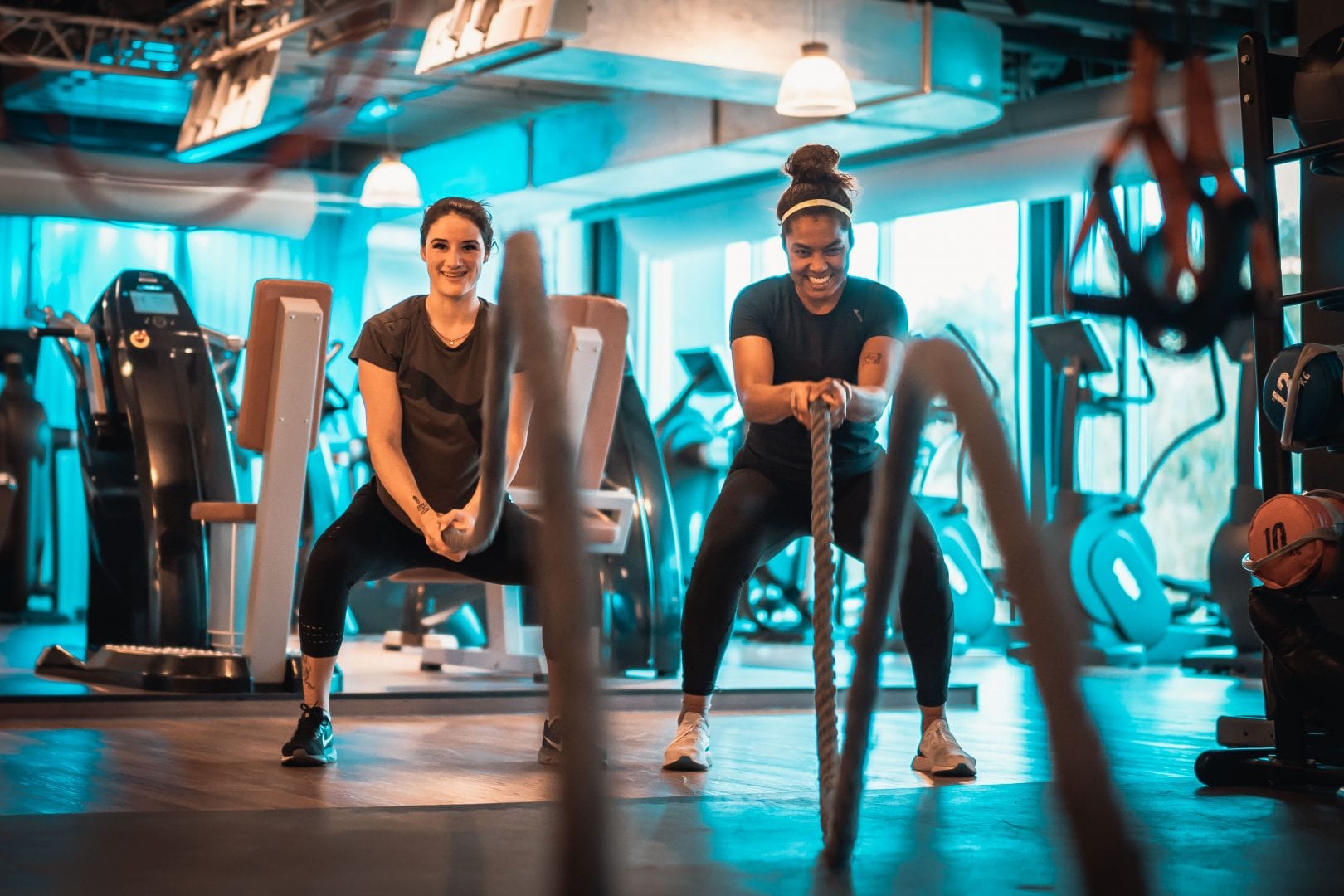 Twee vrouwen trainen met battle ropes bij MyLife